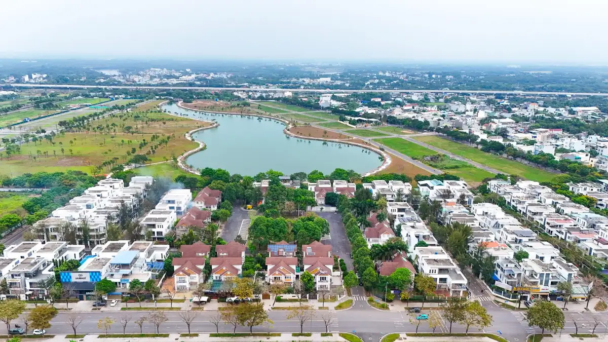 BÁN NỀN BIỆT THỰ SONG LẬP ĐÔNG TĂNG LONG ĐỐI DIỆN TRƯỜNG HỌC – SỔ SẴN